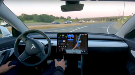 O mașină Tesla pe Autopilot a ucis un motociclist în trafic
